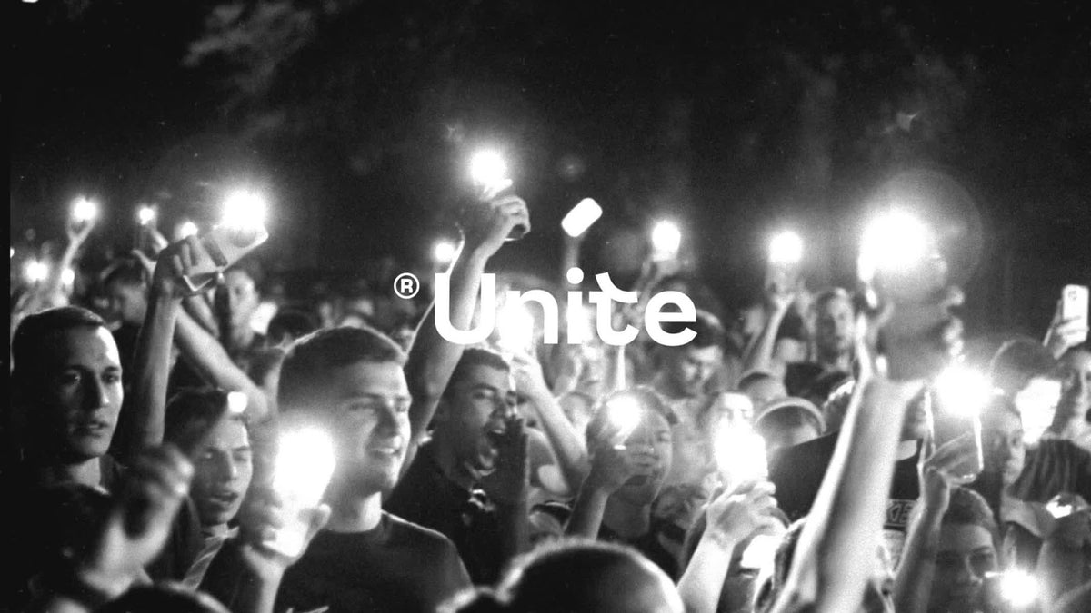 Comunidad UNITE reunida con luces de celulares